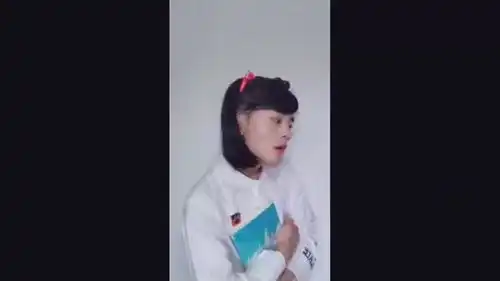  最近特别流行模仿楚雨荨,这个小哥哥神模仿两个角色,表情太逗了
