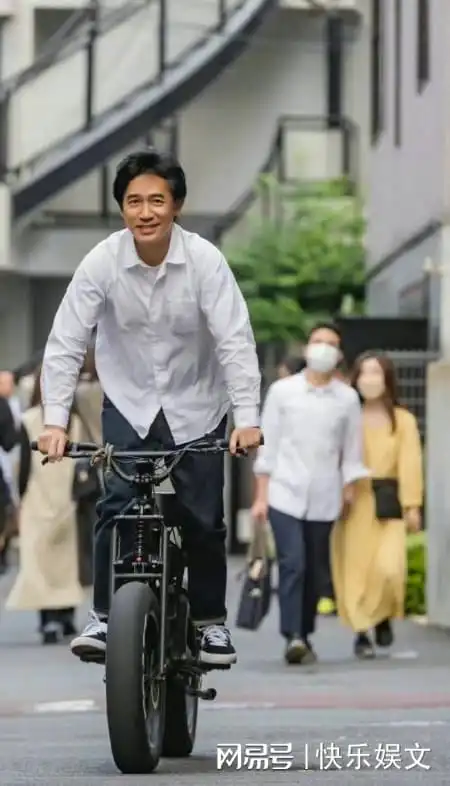  梁朝伟庆祝61岁大寿在刘嘉玲面前遭年轻女人亲吻,表情相当享受