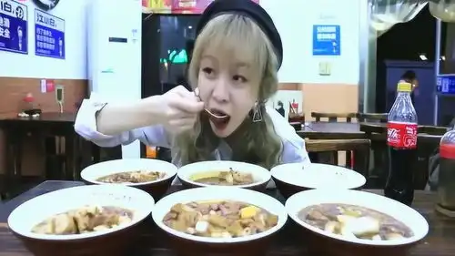  大胃王mini深夜觅美食,五碗拉面6碗卤煮,羡慕啊吃不胖