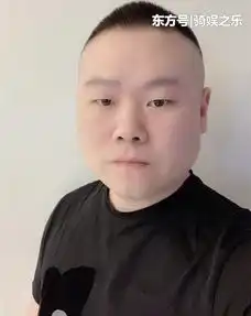  岳云鹏在女儿跟前也玩表情包,当初玩拼图的小女孩已经这么大了