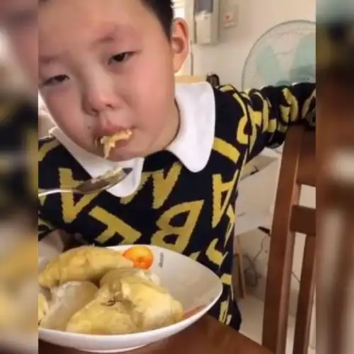  萌娃第一次吃榴莲,被熏得瞬间变成表情包,第二次尝试真香