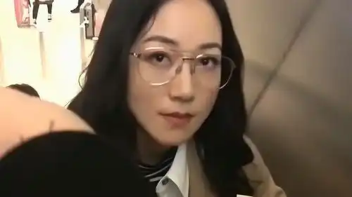 在机场偶遇女神韩雪坐电梯,看到粉丝在拍她,竟然露出了这个表情