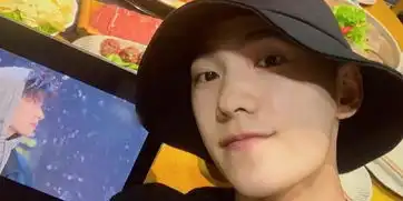  杨洋边吃火锅边追新剧晒休闲自拍与粉丝互动