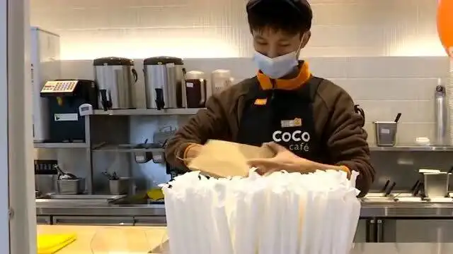  禁塑令来了和塑料吸管说再见,以后喝奶茶只能用纸吸管了,为了环保而行动