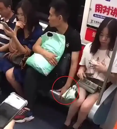  变态男子地铁上猥亵两旁女子被拍,用手碰一下大腿就如此兴奋