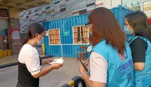  他们收到一个十合一暖心慰问礼包