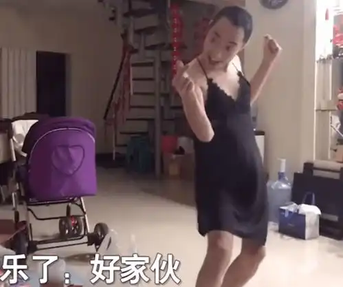  河南男子酒后穿着吊带裙给丈母娘献茶,表情绝了,网友直呼不忍看