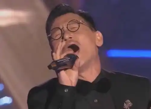  阔别港姐舞台二十年,歌神张学友再次登台献唱,抢尽风头现场燃爆