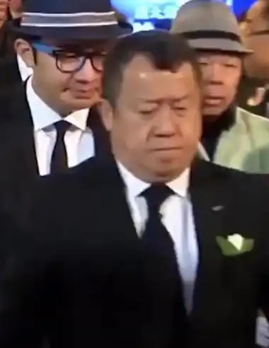  曾志伟妻子悼念现场,成龙周润发低调出现,洪金宝罕见步行现身
