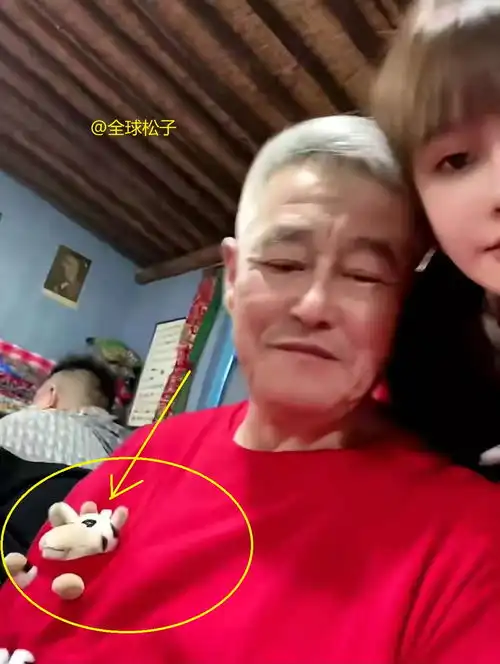  63岁赵本山与女儿穿亲子装,满头白发显苍老,却无惧寒凉吃雪糕