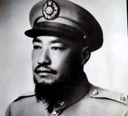  1948年第4军被马家军包围,炮兵急中生智炮轰那个穿蓝毛衣的人