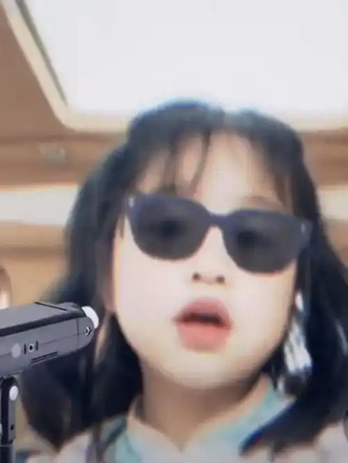  包贝尔5岁女儿整容式长大,小时候相貌平平,近照逆袭成美女