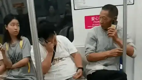  女子地铁上不停摸大爷腿部还称摸一下大爷被吓跑
