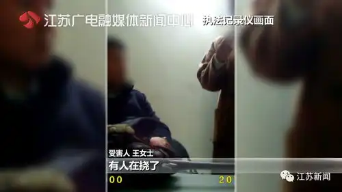 地铁被摸手表情包咸猪手