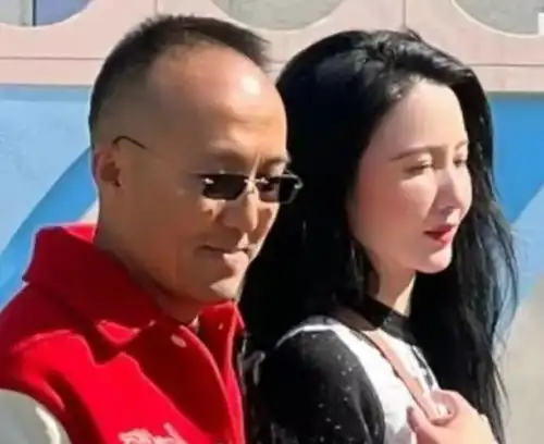 黑发女孩表情包何超莲