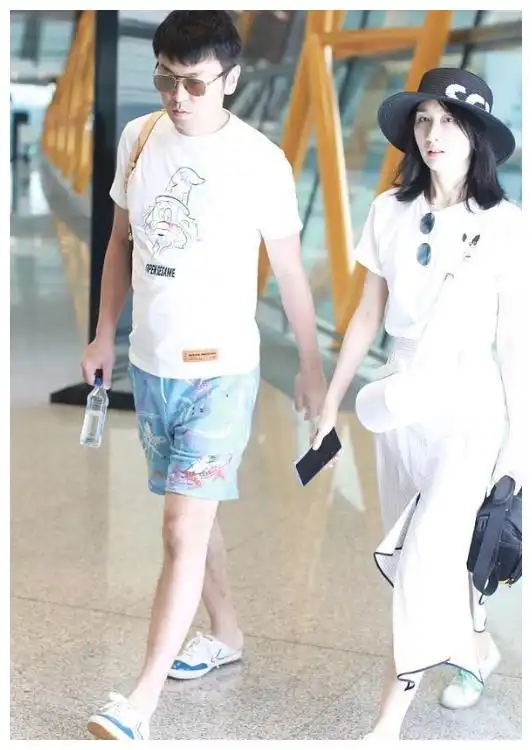  雷佳音老婆素颜清纯,穿t恤搭木耳裙腰真细,俩人表情同步好呆萌