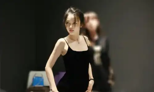  吴宣仪舞蹈排练现场路透,穿吊带裙表情认真,素颜不惧高清直拍