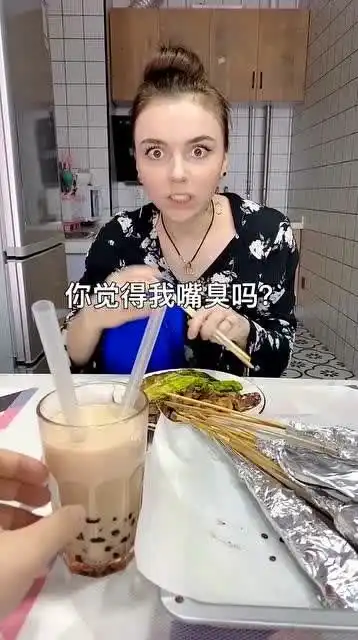  老公是不是嫌弃我了喝奶茶居然不跟我用同一根吸管