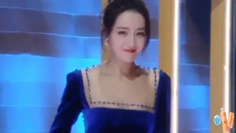  迪丽热巴被绊到后的小表情太艹了家人们好灵动好可爱啊救命sos