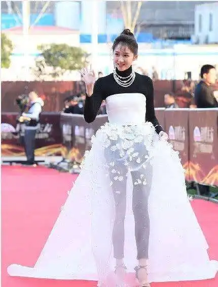  关晓彤真敢穿裙子里穿裤子竟然不丑,解锁了新的潮流穿搭