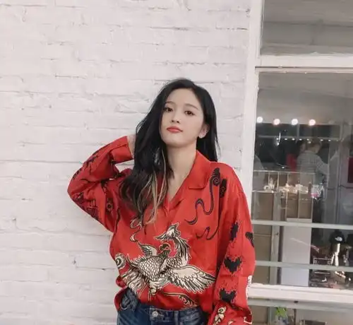  吴宣仪晒私服照,穿刘雯同款仙鹤衬衫配牛仔裤,表情可爱好少女