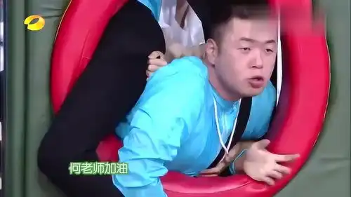  范冰冰李晨等玩游戏,杜海涛死死压住范冰冰与吴昕,网友同情他们