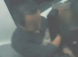  地铁女乘客被摸胸10分钟网友指责拍摄者不阻止