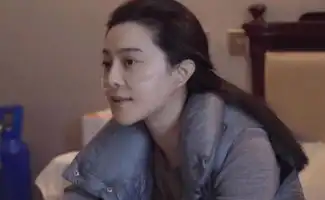  为复出做准备范冰冰做公益带超大钻戒后,又与男性街头亲密热聊