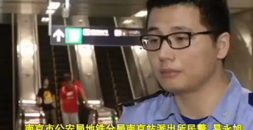 女子坐地铁被蹭,摸了一手全是液体,热心市民一招制敌