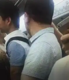  上海地铁又现色狼当事女孩也一言不发
