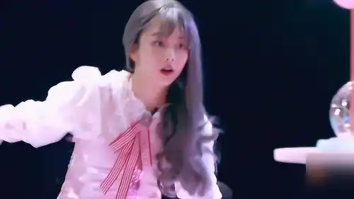  谭松韵惊讶表情好可爱,再配上一头长发,满满的少女感呀