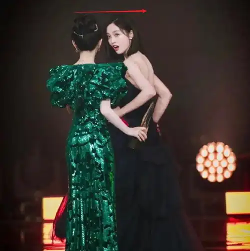 穿裙子的表情包吴宣仪