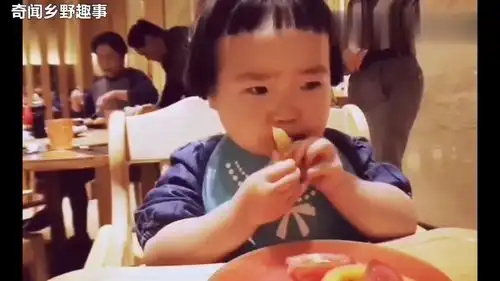  小蛮吃不上饭着急了,比手画脚的,委屈的表情太可爱了