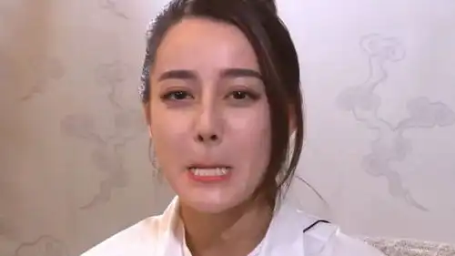  迪丽热巴在台下学一句方言打招呼,胖迪最新表情包了解一下