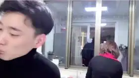  这明明就是女朋友迟到的原因嘛还怪我