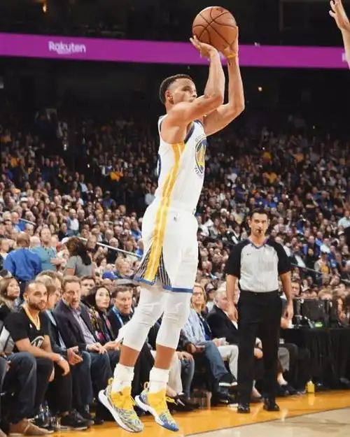  nba鞋报罗齐尔穿puma上演死亡封盖布朗隔扣大帝致敬麦蒂