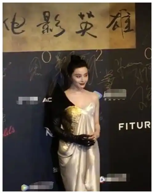  范冰冰参加晚会疑受冷遇,直播没镜头,和姚晨合影后者表情瞩目