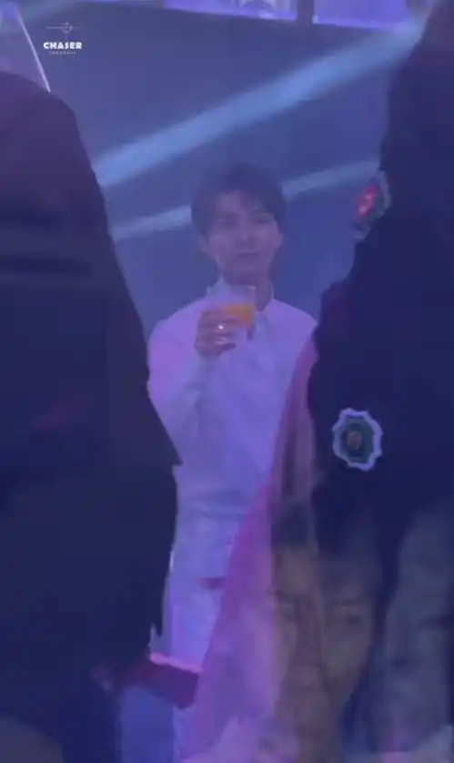  王俊凯不喜欢喝酒蹦迪,别人高脚杯配香槟,小凯喝果汁,表情抢镜