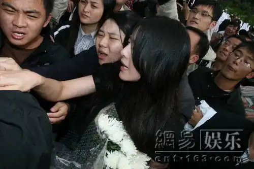  范冰冰现身谢晋追悼会黑衣素颜表情哀伤二