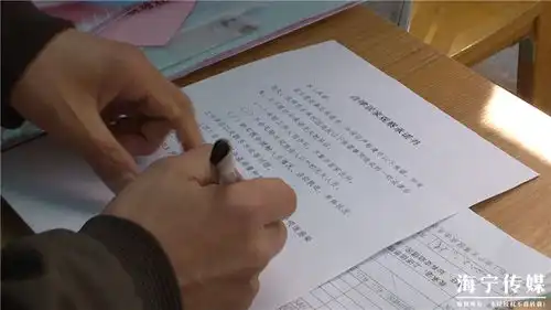  设服务站发暖心包海宁一站式服务欢迎新居民回家