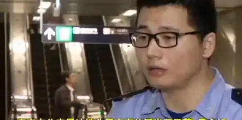  女子坐地铁被蹭,摸了一手全是液体,热心市民一招制敌