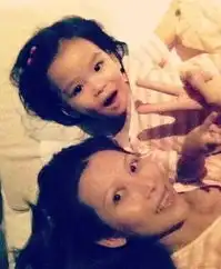  蔡少芬晒两千金合照大女儿漂亮似母亲