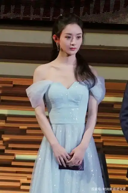  32岁赵丽颖真仙范儿穿薄纱裙颜值身材都在线,秀香肩玉背好惊艳