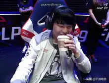 rookie闪现撞墙后,慌忙喝口水掩饰尴尬,theshy这表情观众看笑了