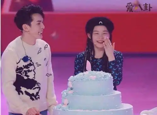  李佳琦活动现场为金靖庆生,互动超甜