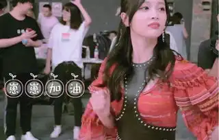  吴宣仪美出新高度,饭桌上大家说方言逗笑,美岐表情暴露成员关系