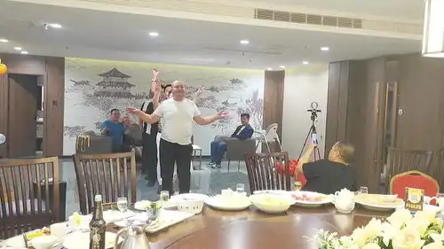  酒过三巡大叔跳舞真妖娆,个个跳的有灵魂还别说胖子跳起舞来就是有趣