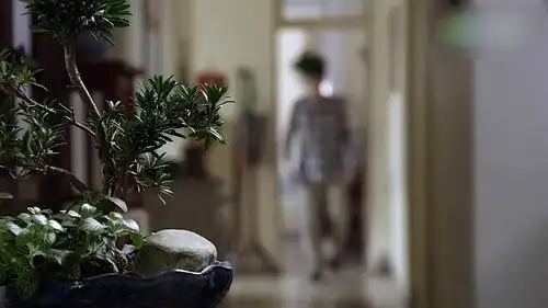  爷爷一觉醒来也变年轻了,不敢相信的表情好可爱啊