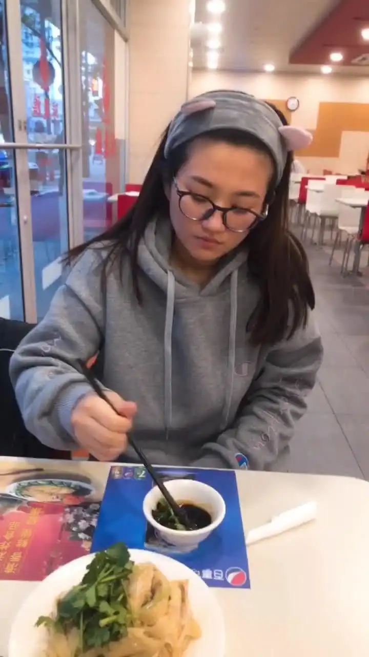  拿完离婚证喊她吃顿饭再走,她穿成这样就这个表情,顿时觉得这婚离对了,祝你幸福