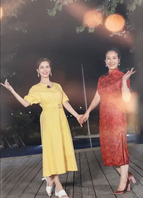  她演小燕子,戏外却和尔康结婚生子,穿黄色连衣裙,活泼减龄